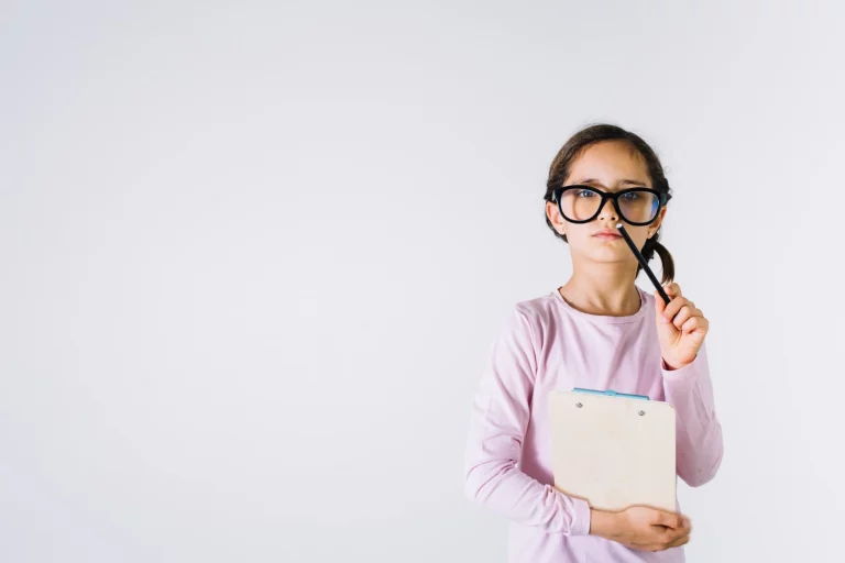 menina com um bloco de anotações na mão